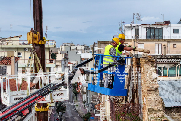 Πύργος: Με "χειρουργικές" κινήσεις η καθαίρεση της σοφίτας του κτιρίου Παπαγιάννη (photos)