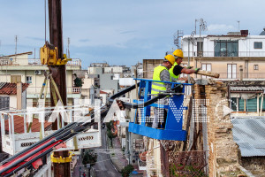 Πύργος: Με "χειρουργικές" κινήσεις η καθαίρεση της σοφίτας του κτιρίου Παπαγιάννη (photos)