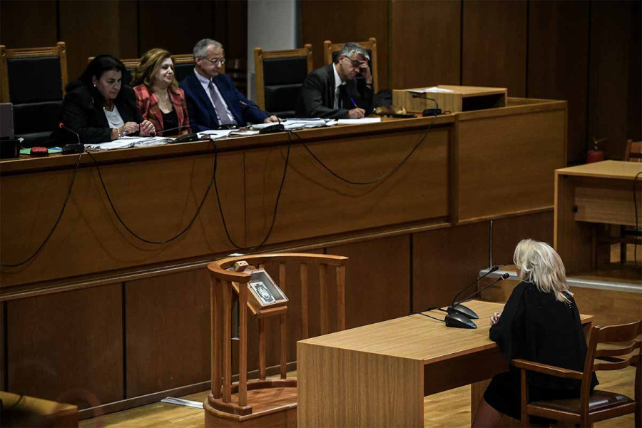 Παραδόθηκε στο Αστυνομικό Τμήμα Πεύκης η Ελένη Ζαρούλια - Οδηγείται στη φυλακή