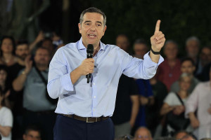 Ο Τσίπρας προκαλεί και προειδοποιεί τον Μητσοτάκη με «ντέρμπι» στις ερχόμενες κάλπες