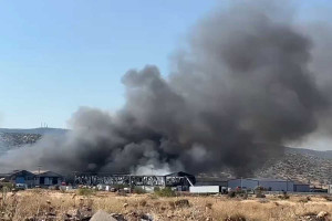Έκρηξη και φωτιά σε εργοστάσιο στον Ασπρόπυργο - Πυκνός καπνός από τα υλικά που καίγονται