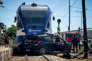 Αδιανόητο βίντεο: Ο οδηγός του αυτοκινήτου που παρασύρθηκε από συρμό στην Πάτρα, μιλάει με τους διασώστες