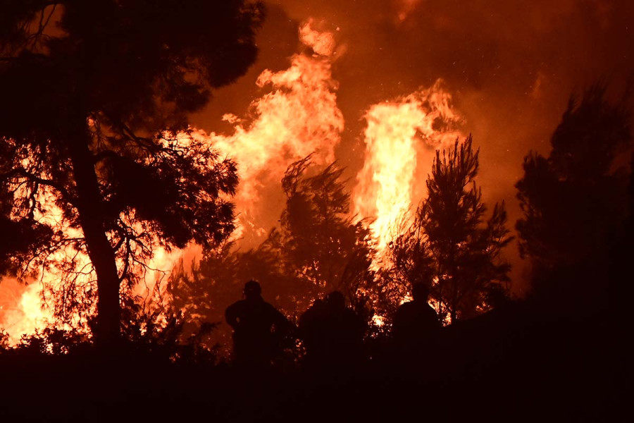 Εκτός ελέγχου η φωτιά τώρα στο Πόρτο Γερμενό - Επιχειρήσεις απεγκλωβισμού από παραλία