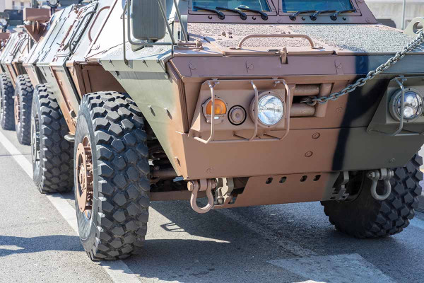 Εικόνες «Fast and Furious» στη Βρετανία: Μεθυσμένοι στρατιώτες έκλεψαν άρμα μάχης και παρέσυραν ΙΧ