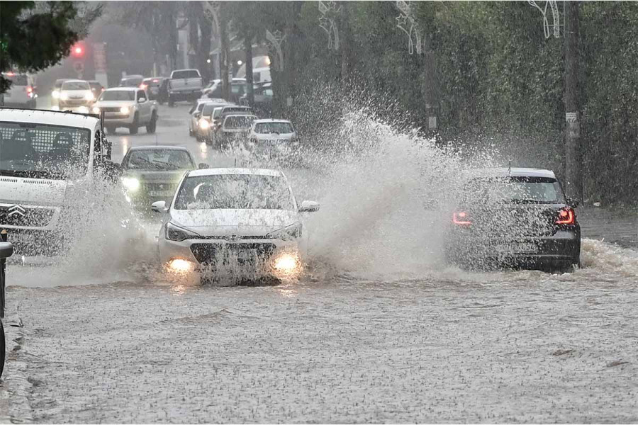 Σαρώνει η κακοκαιρία στην Αττική: 112 στον Ασπρόπυργο, υπερχείλισε ρέμα, εκκενώνεται η περιοχή Γκορυτσά - Φούσκωσαν Κηφισός, Ιλισσός, Ποδονίφτης και Πικροδάφνη (upd)
