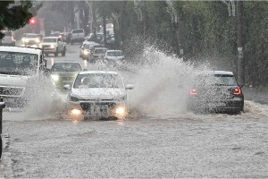 Σαρώνει η κακοκαιρία στην Αττική: 112 στον Ασπρόπυργο, υπερχείλισε ρέμα, εκκενώνεται η περιοχή Γκορυτσά - Φούσκωσαν Κηφισός, Ιλισσός, Ποδονίφτης και Πικροδάφνη (upd)