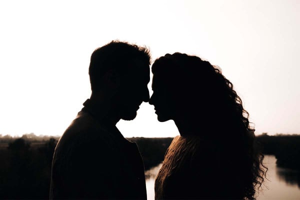 Η φράση που νομίζουμε πως βοηθά στη σχέση, αλλά στην ουσία την καταστρέφει