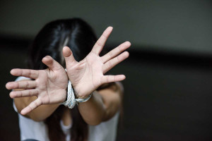 «Σκλαβοπάζαρο» στην Ηλεία: Μαστροποί με έδρα την Πάτρα μεταφέρουν με βαν και εκδίδουν αλλοδαπές