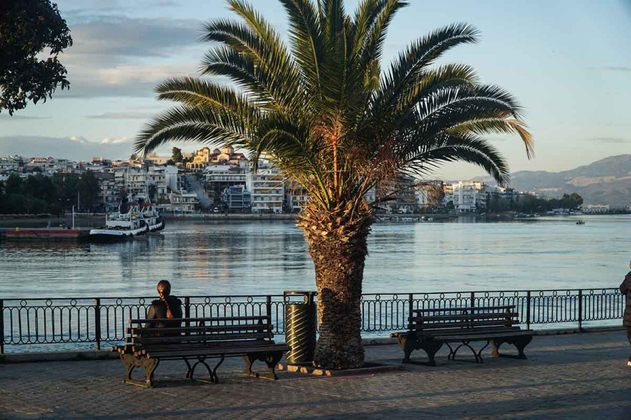Χαμός στη Χαλκίδα: Μαθητές σχολείου από την Αθήνα πολιορκούν ξενοδοχείο μετά από επίθεση ηλικιωμένης