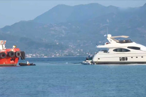 Νέα προσπάθεια ρυμούλκησης της θαλαμηγού που προσάραξε σε αβαθή στο Δρέπανο