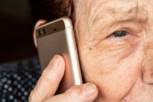 86χρονη έχασε 180.000 ευρώ σε τηλεφωνική απάτη