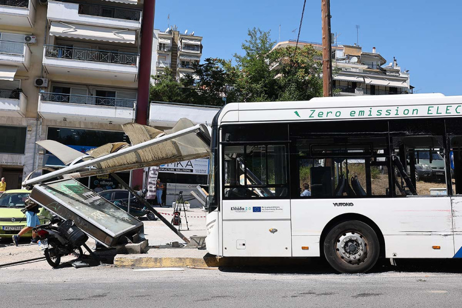 Τι λένε μάρτυρες για το τροχαίο με λεωφορεία στη Θεσσαλονίκη: «Έπεσε όλη η στάση επάνω στην κοπέλα»