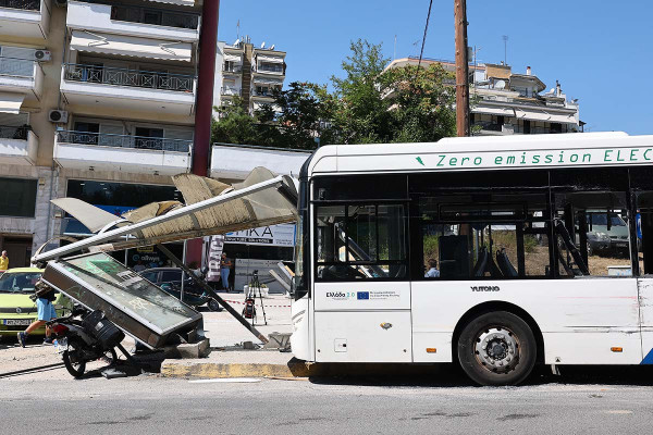 Τι λένε μάρτυρες για το τροχαίο με λεωφορεία στη Θεσσαλονίκη: «Έπεσε όλη η στάση επάνω στην κοπέλα»