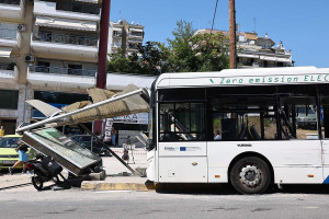 Τι λένε μάρτυρες για το τροχαίο με λεωφορεία στη Θεσσαλονίκη: «Έπεσε όλη η στάση επάνω στην κοπέλα»