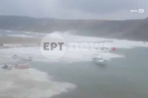 Κακοκαιρία: Θυελλώδη κύματα «σηκώνουν» ιστιοπλοϊκό στο λιμάνι της Γαύδου (video)