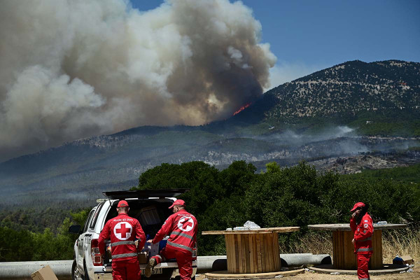 Μήνυμα από το 112 για εκκένωση οικισμού στην Ψάθα - Οι φλόγες απειλούν σπίτια