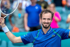 US Open: O Mεντβέντεφ έγινε έξαλλος και έσπασε τη ρακέτα του μετά τον αποκλεισμό (video)