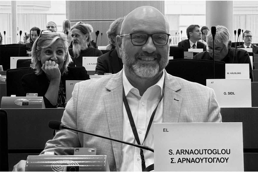 Αρναούτογλου προς Επίτροπο Χάνσεν: Στηρίξτε τους Έλληνες κτηνοτρόφους γιατί η Κυβέρνηση τους άφησε στο χείλος του γκρεμού