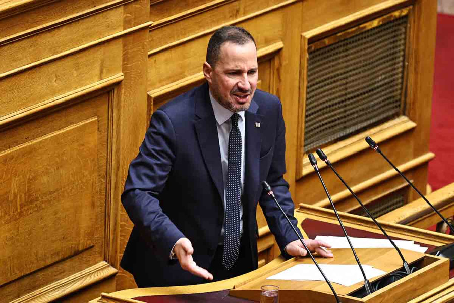 «Ή πετάξτε έξω τον ανάγωγο κύριο ή βουλώστε το!» - Εκτός ελέγχου η σύγκρουση στη Βουλή