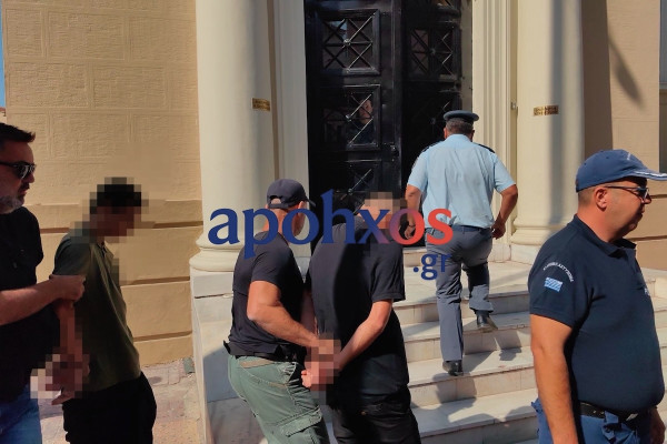Στο δικαστικό μέγαρο οι δύο κατηγορούμενοι για την μεγάλη φωτιά στα Συχαινά