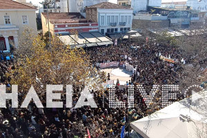 "Βουλιάζει" από κόσμο η κεντρική πλατεία του Πύργου - Ηχηρό μήνυμα από τους πολίτες για την τραγωδία των Τεμπών
