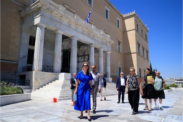 Στη Βουλή η Καρυστιανού - Κατέθεσε 1,3 εκ. υπογραφές για την κατάργηση του άρθρου 86 του Συντάγματος