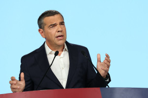 Πρόγραμμα Τσίπρα: 1.000€ κατώτατος μισθός μέσα στο 2027, μείωση ΦΠΑ 6% στα βασικά είδη διατροφής