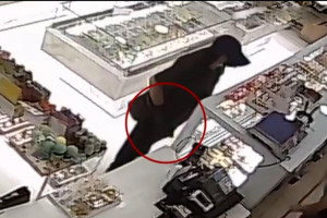 Νίκαια: Επιχείρησε να ληστέψει ζαχαροπλαστείο, όμως η υπάλληλος τον καταδίωξε με τη σφουγγαρίστρα (Βίντεο)