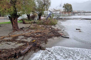 Μεσσηνία: Ζημιές σε λιμάνι και Παραλία της Καλαμάτας από την κακοκαιρία (photos)