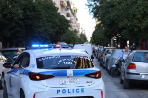 Εκκενώθηκαν δύο πολυκατοικίες στην Καλλιθέα, για ανάλυση τα φιαλίδια που ενδέχεται να περιέχουν επικίνδυνη ουσία