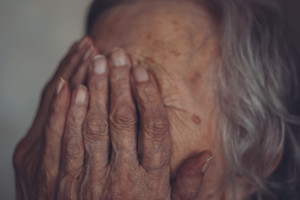 Νέα υπόθεση κακοποίησης ηλικιωμένης από οικιακή βοηθό - Της έδινε χάπια και τη χτυπούσε