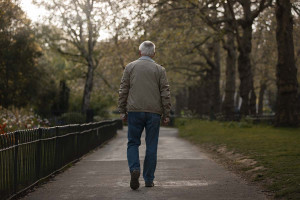 Πώς το περπάτημα μπορεί να «προδώσει» τη νόσο Αλτσχάιμερ πριν εμφανιστούν τα πρώτα συμπτώματα