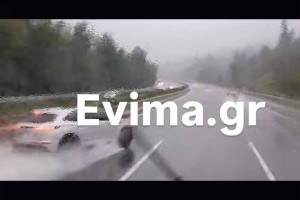 Μαλακάσα: Οδηγός χάνει τον έλεγχο εν μέσω βροχής και πέφτει πάνω στις μπάρες της Εθνικής Αθηνών Λαμίας (video)