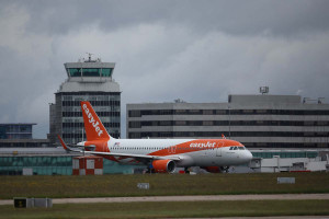 Mega - deal 7,7 δισ. δολ: Η Apollo εξαγοράζει την EasyJet