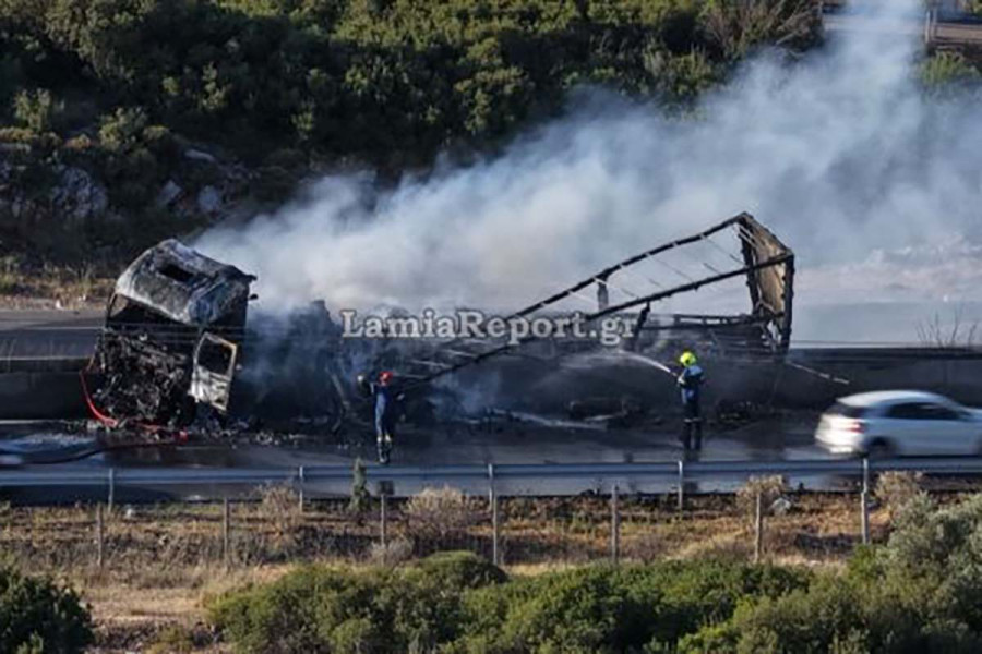Ενας νεκρός μετά από σύγκρουση δύο φορτηγών στην Αθηνών - Λαμίας