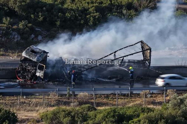 Ενας νεκρός μετά από σύγκρουση δύο φορτηγών στην Αθηνών - Λαμίας