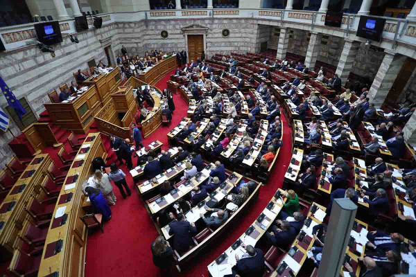 Συντάξεις χηρείας: Σκληρή πολιτική κριτική για τους χιλιάδες αποκλεισμένους της ρύθμισης