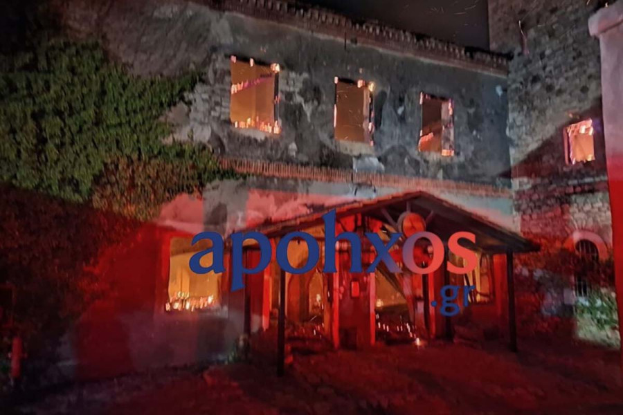 Πάτρα: Φωτιά στην Αχαΐα Κλάους - Καταστράφηκε ολοσχερώς το πέτρινο κτήριο του ιστορικού οινοποιείου