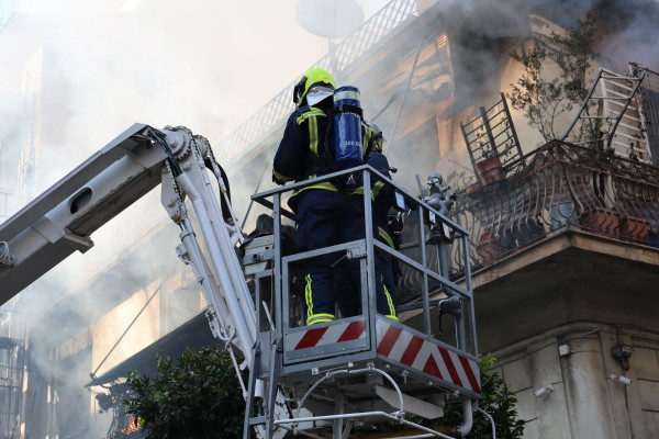 Φωτιά σε διώροφο κτίριο στην Καλλιθέα: Άτομο πήδηξε από το μπαλκόνι για να σωθεί