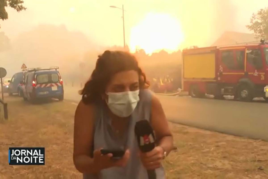 Τρόμος στον αέρα: Φιάλη υγραερίου εξερράγη δίπλα σε δημοσιογράφο στις φωτιές του Μπορντό (video)