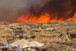 Ένα παιδί νεκρό και πάνω από 10 τραυματίες σε μεγάλη φωτιά σε καταυλισμό εκτοπισμένων στο Σουδάν (video)