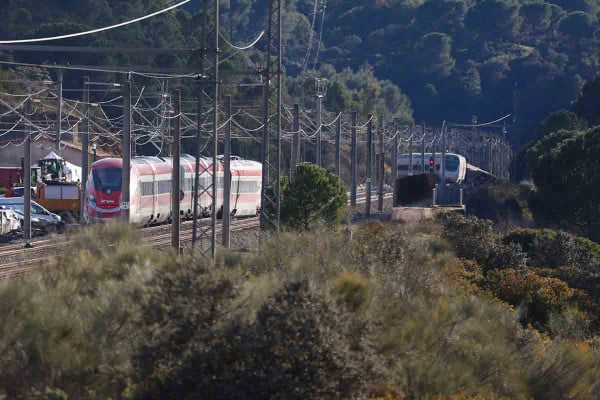 Σύγκρουση τρένων στην Ισπανία: Στους 40 οι νεκροί - O σπασμένος σύνδεσμος στις ράγες στο μικροσκόπιο