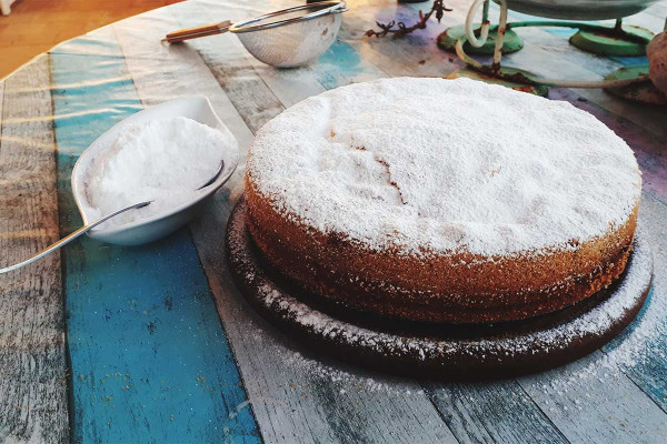 «Βουνά» από φανουρόπιτες έξω από τους ναούς: Tο viral βίντεο από εκκλησία στο Κιλκίς