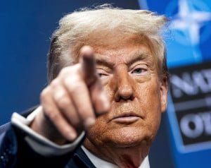 Γιατί ο Τραμπ δεν «πατάει το κουμπί» για επίθεση στο Ιράν: Λευκός Οίκος και σύμμαχοι αμφισβητούν αν θα πληγεί το ιρανικό καθεστώς