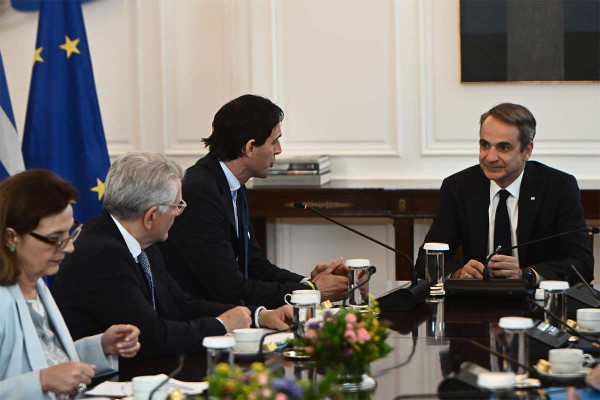 Συνάντηση Μητσοτάκη με τον Ευρωπαίο Επίτροπο για το Κλίμα: «Είμαστε στην πρώτη γραμμή της πράσινης μετάβασης»