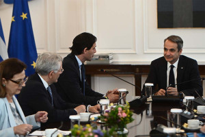 Συνάντηση Μητσοτάκη με τον Ευρωπαίο Επίτροπο για το Κλίμα: «Είμαστε στην πρώτη γραμμή της πράσινης μετάβασης»