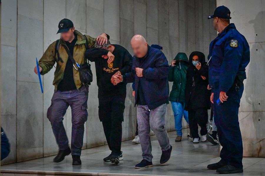 Η βαλίτσα και οι ιδιόχειρες σημειώσεις - «φωτιά» για το κύκλωμα του «Χωριάτικου»