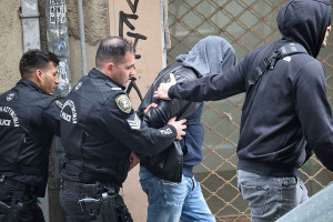 Θρίλερ με τη νεκρή γυναίκα στο κέντρο της Αθήνας: Η στιγμή της προσαγωγής του άνδρα-Τι λέει μάρτυρας