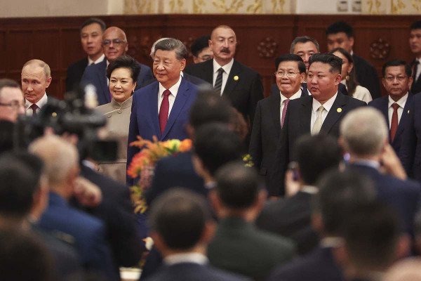 Στην Πιονγκγιάνγκ για πρώτη φορά μετά από επτά χρόνια έφτασε ο Σι Τζινπίνγκ