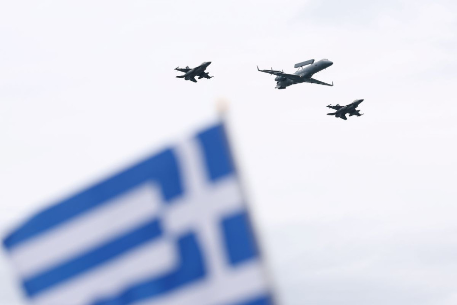 Δέος στους αιθέρες – Κόβουν την ανάσα οι εντυπωσιακοί ελιγμοί της επίδειξης του F-16 Ζευς – «Η ελευθερία δεν χαρίζεται»